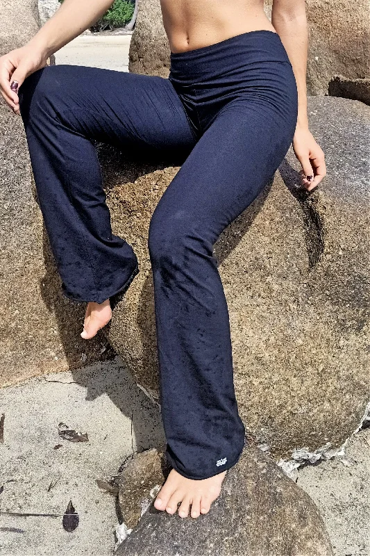 Hurry In Flared Yoga Pants in Onyx